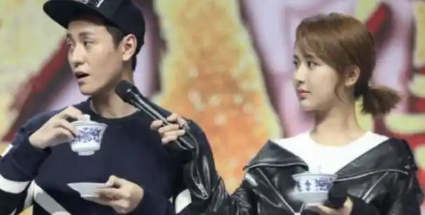 网上最近流出一段视频,张雪迎和秦俊杰互动亲密,张雪迎自然地帮秦俊杰