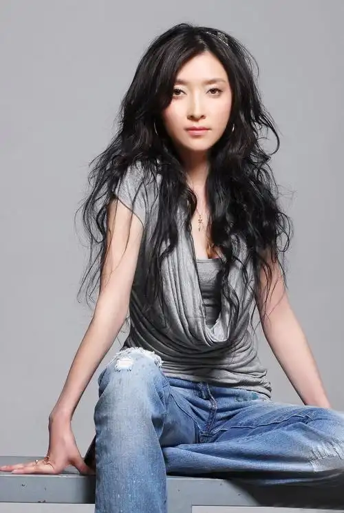 摄影棚下一个秀发飘逸的现代潮流美女|人像|秀发|女神_新浪新闻