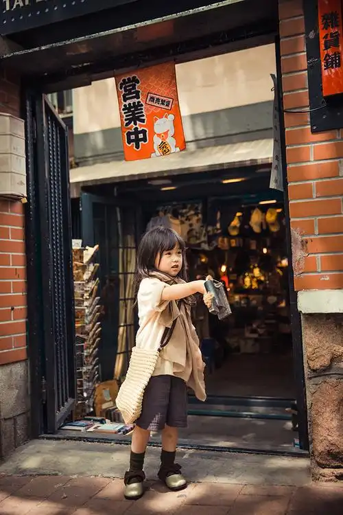 青岛小调皮儿童摄影客片欣赏,童年那不可缺失的开心