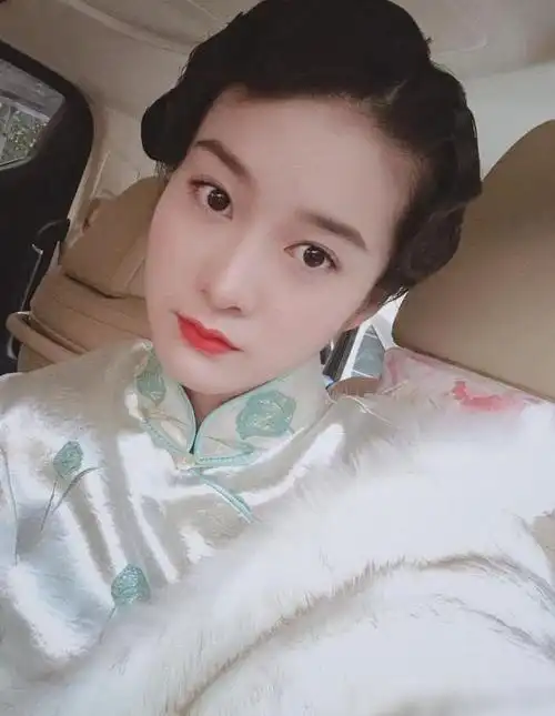22岁张雪迎穿旗袍婀娜多姿造型古典温婉是少女长大的模样