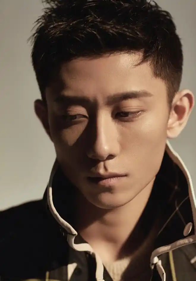 张一山时尚硬 照坚毅霸气,这次展现的是"柒个我"中的哪一个?