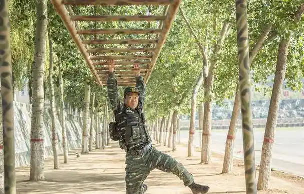 早早起床,穿着背心负重跑10公里,后背都能磨出血来;为了练成"神枪手"