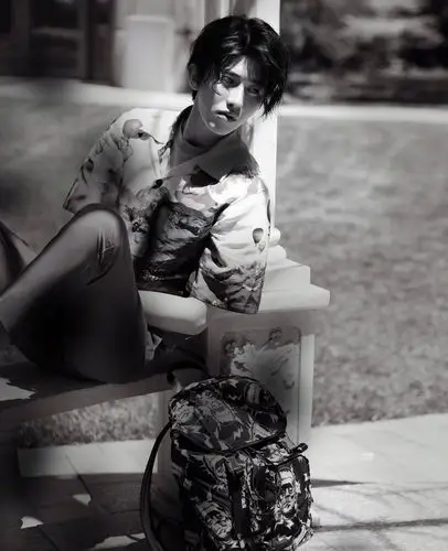 蔡徐坤曝时尚街拍大片 穿花衬衫化身活力少年