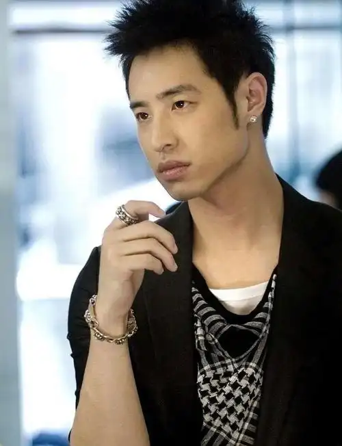 潘玮柏宣布与26岁空姐结婚,吴昕大方送祝福,网友:感觉被骗了