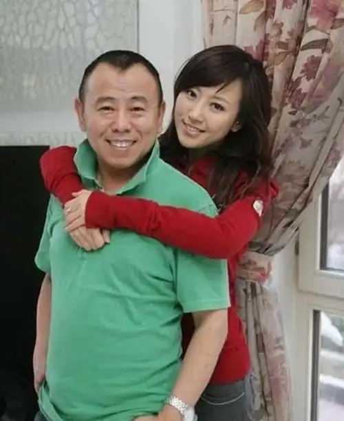 老爹是圈内大腕 老公身家10亿 最后捧红她的却是儿子