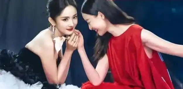 赵丽颖戴五千万珠宝现身名利场对比杨幂不合群的她才最清醒