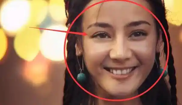 迪丽热巴刚出道策划照疯传,穿民族服装翩翩起舞,这颜值认真的?