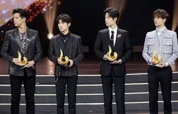 却和蔡徐坤相差一个头,网友:看着像郭敬明_身高_邓超_王一博