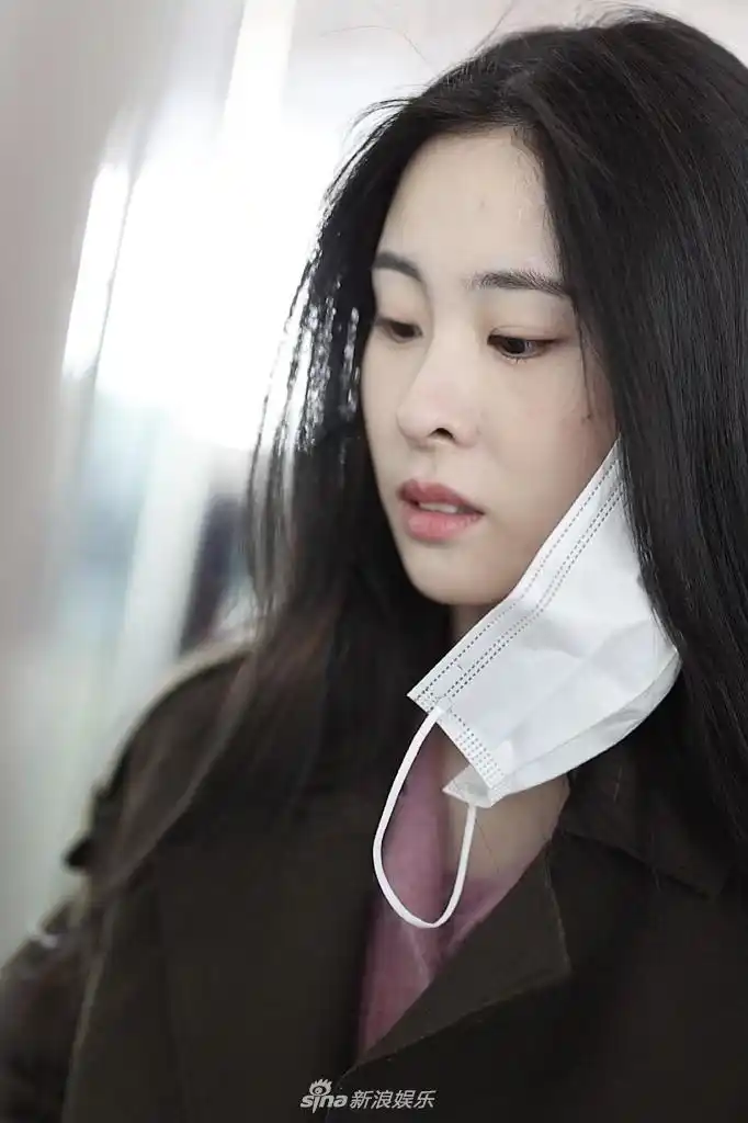 组图:张碧晨长发披肩双眸清澈气质佳 露素颜对镜浅笑清纯可人_高清图