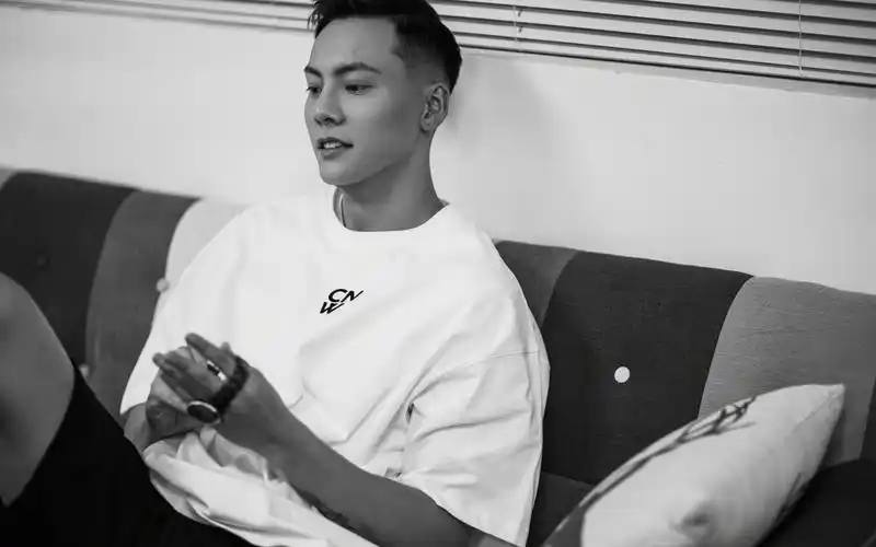 陈伟霆帅气迷人黑白写真桌面壁纸