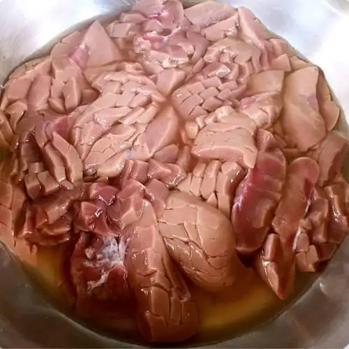 第5步,切好花刀的猪腰再斜刀切成小块