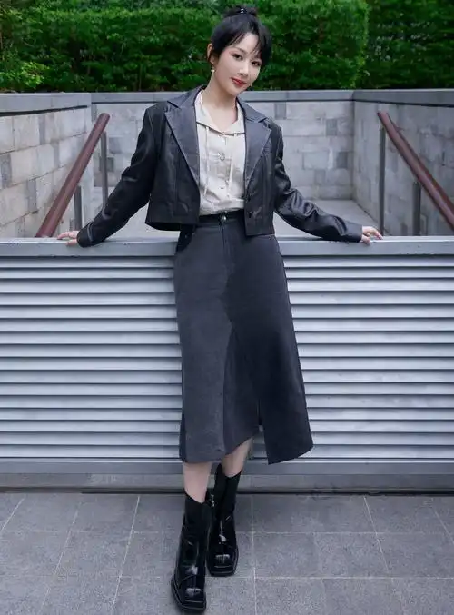 杨紫活动造型大片 皮衣搭配牛仔短裙……__财经头条
