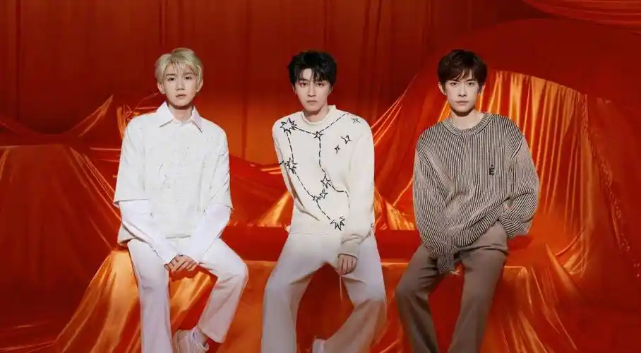 王俊凯王源持续十年为易烊千玺庆生,三人友谊的见证!_祝福_生日_青年