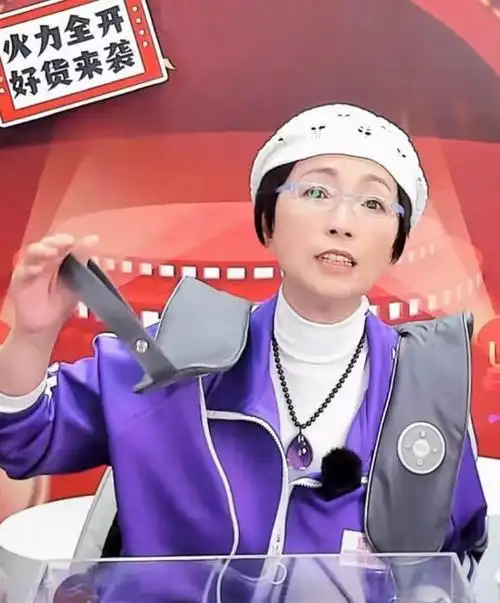 60岁周星驰与苑琼丹罕见同框,身材发福变化大,只玩手机显孤僻 - 娱乐