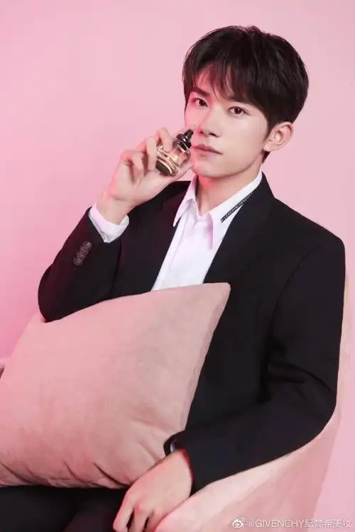 易烊千玺粉色的七夕 所有的美好都如你所愿