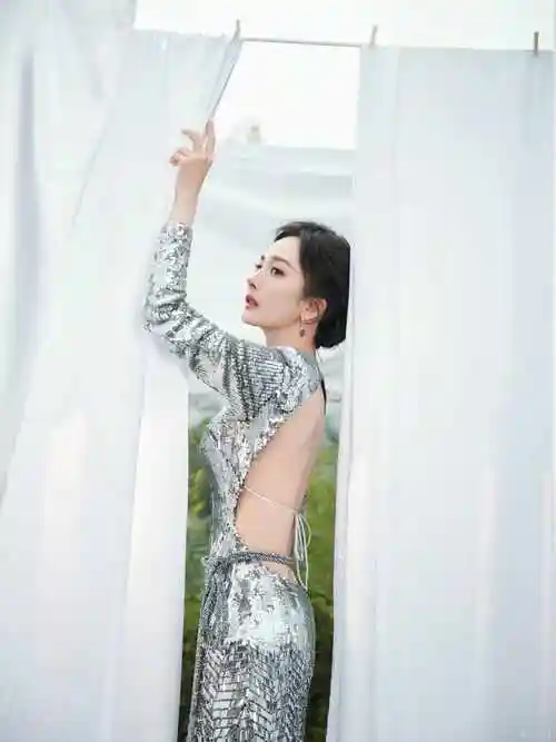 杨幂银色写真大胆露背晚礼服气质太顶了