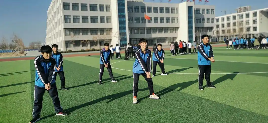 潘晓露老师带领18级汽修机电2班的学生上了一堂活力满满的体育课