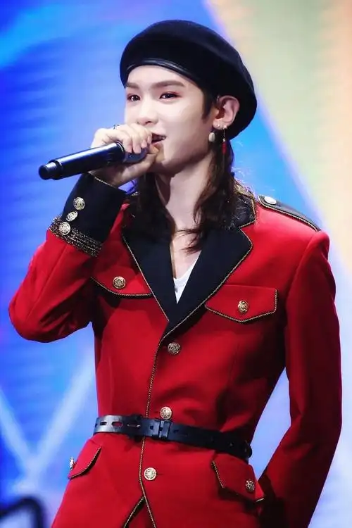 简介:黄明昊justin长发帅气图片,分享一组黄明昊图片给大家,图中的