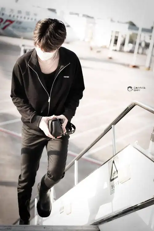 丞丞因行程奔波在路上 身材比例堪称完美的不怕热潮男_范丞丞