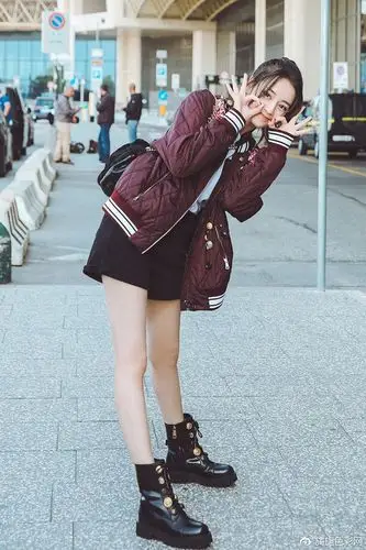 少女心元气满满的女神迪丽热巴时尚街拍,纤细美腿与甜美笑容迷人