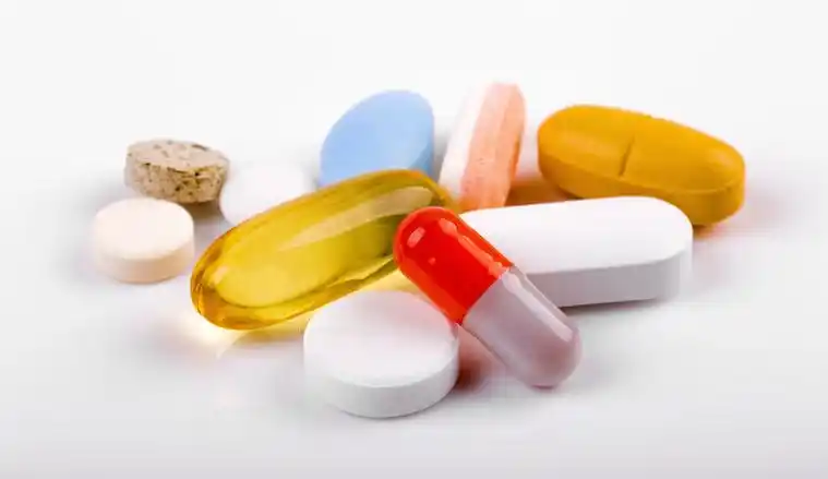 各种药物丸,胶囊,隔离在白色