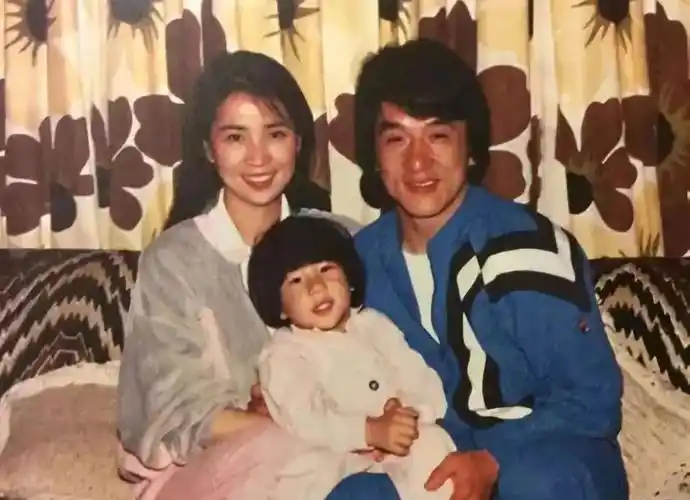 房祖名小时候只要犯错了,成龙不会先施予教育,而是先动手教训.