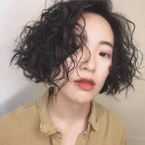 能观察到的,一般分为5种类型:直发,波发,卷发,羊毛状卷发及小螺旋形发