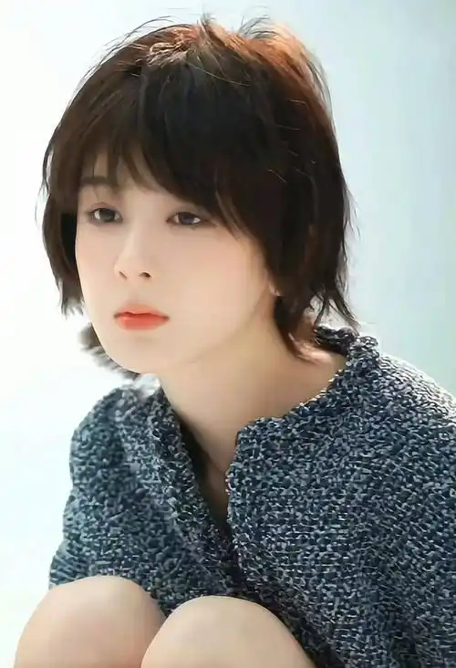 杨紫剪短发拍大片,齐耳短发 空气刘海,摩登减龄又时尚!