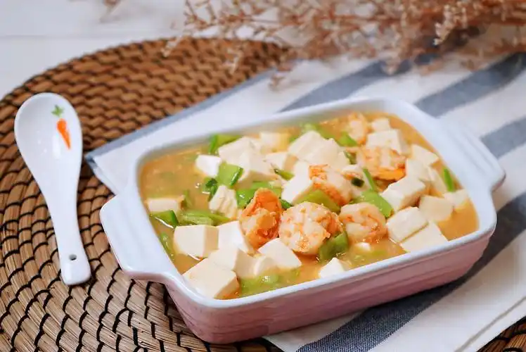 天热回家吃点啥,这道鲜虾炖豆腐,热量低又清爽,十分钟就端上桌