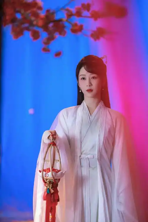 杨紫古装白衣##夭生九格