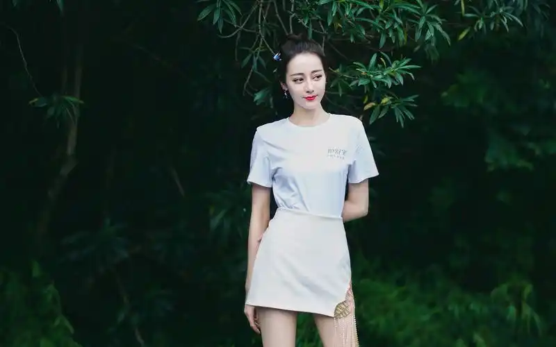 迪丽热巴性感白衫短裙桌面壁纸