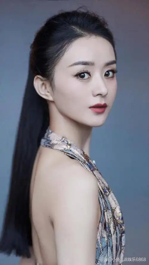 赵丽颖,如今红遍大江南北的影视巨星,她的成功之路却充满了曲折.