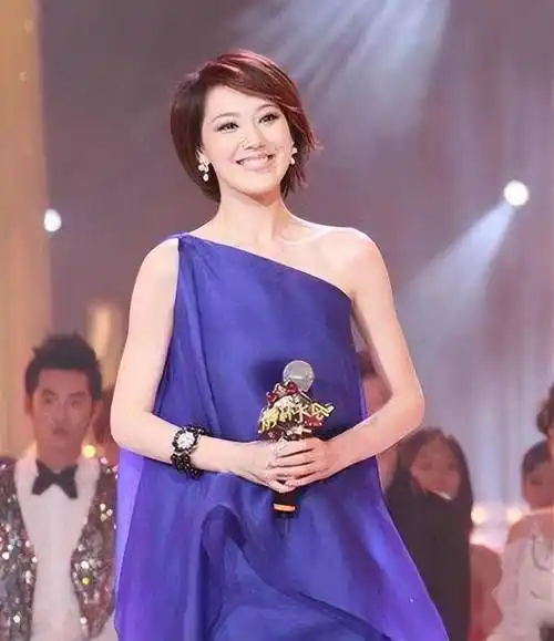 央视主持王冠:曾和曹可凡传绯闻,38岁依旧单身,婚姻让父母担忧