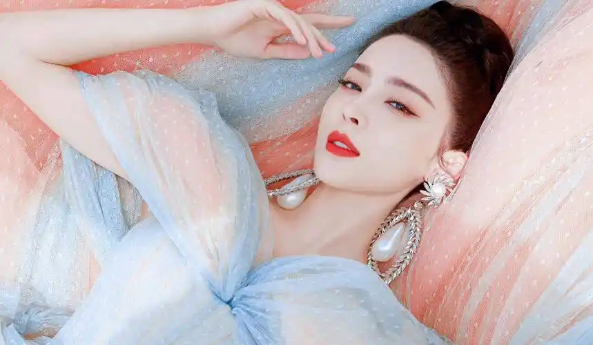 古力娜扎薄纱怼脸直拍性感写真_长发_包包_披肩