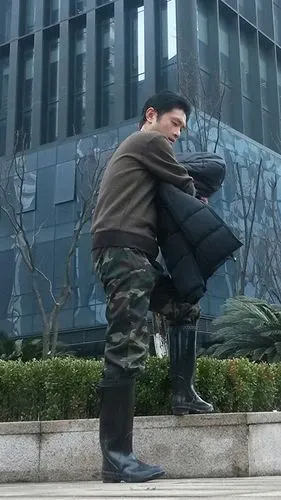 雨靴帅哥实地体验穿长筒靴-8