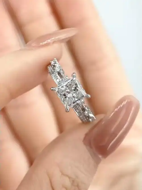 2克拉公主方钻戒