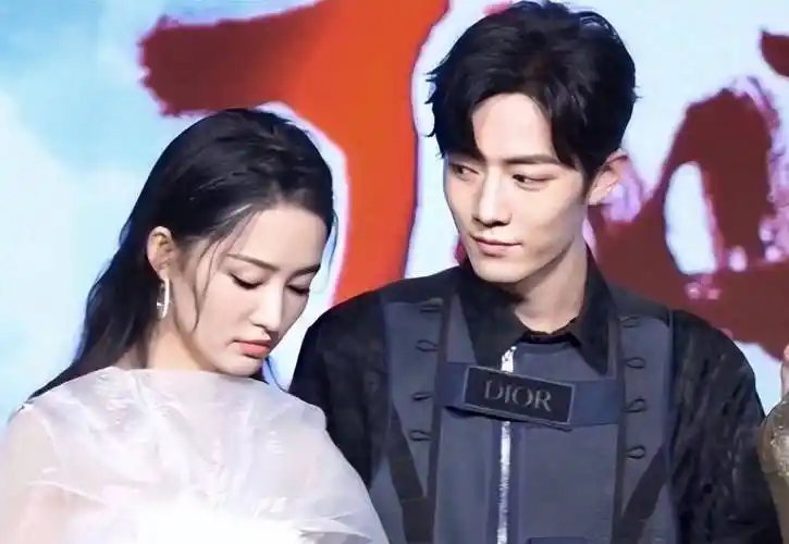 "笨蛋美人"李沁:与杨洋十指紧扣,遭王大陆魏大勋揩油却不反抗_节目