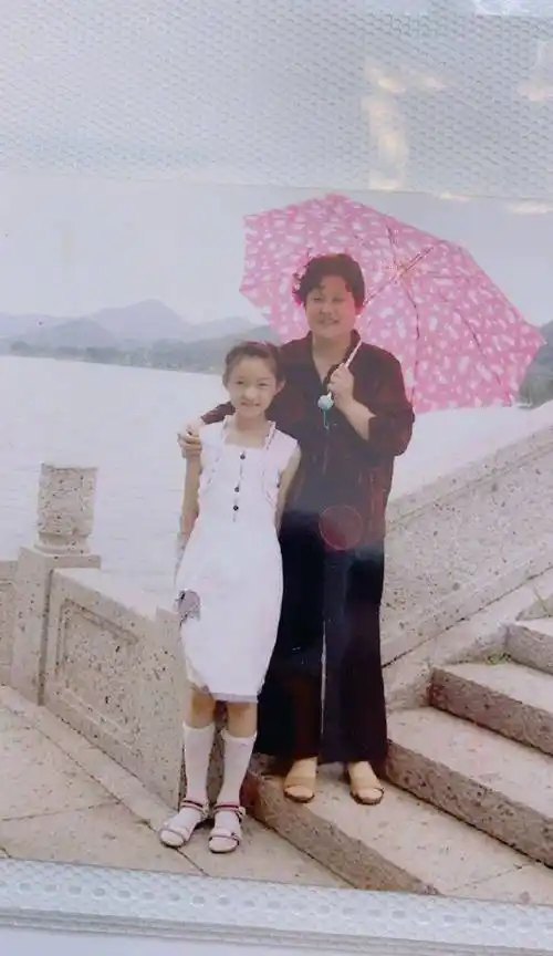 林允和妈妈一起下厨包饺子:祝天下所有的母亲节日快乐_沙发_小时候_我