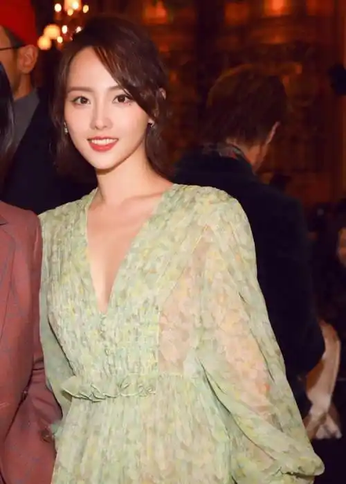 27岁嫁入豪门,老公一年给2亿零花钱,连续生两子让婆婆高兴无比_张嘉倪