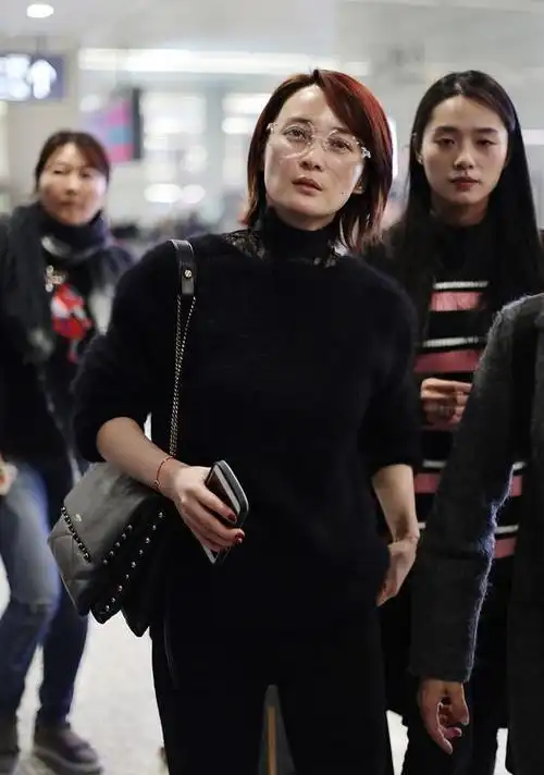 45岁蒋勤勤素颜真抗打即使穿烂大街的一身黑也美得很优雅