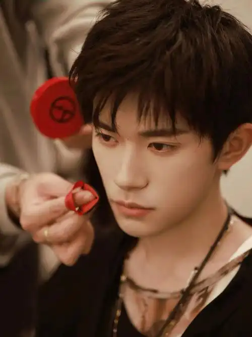 还!得!是!尼!代言人太好看啦!#易烊千玺阿玛尼彩妆代言人  - 抖音