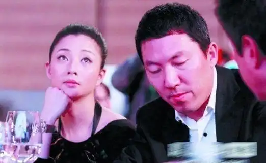 47的"人间尤物"李小冉,感情经历挫折后,最终收获爱情