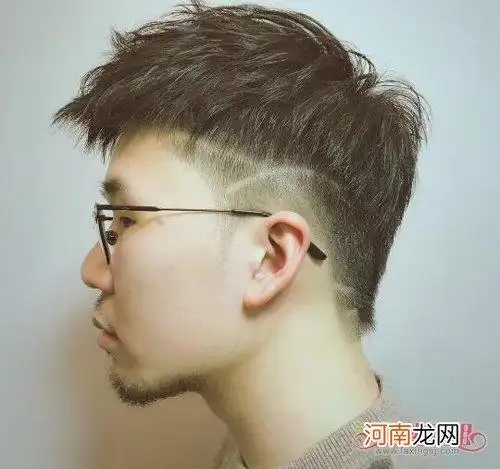 飞机头遇上侧面刻痕真潮! 2019男生飞机头刻痕短发发型春季梳正好