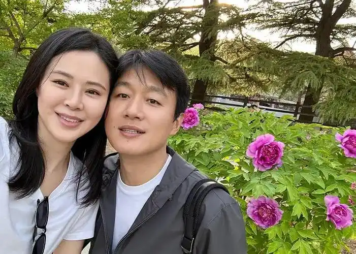 佟大为庆祝结婚16周年和老婆关悦一起相约户外踏春喝茶看牡丹