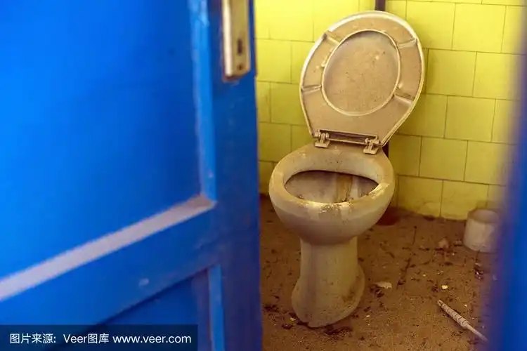 旧肮脏的厕所