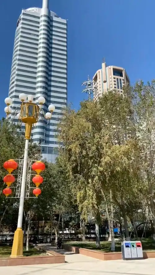 疫情后的乌鲁木齐市人民广场