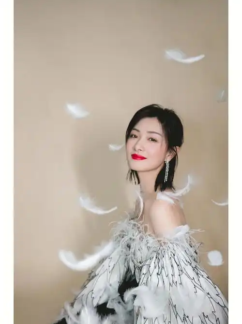 万茜又惊艳到我了,一袭黑白拼色礼服华丽,张扬霸气