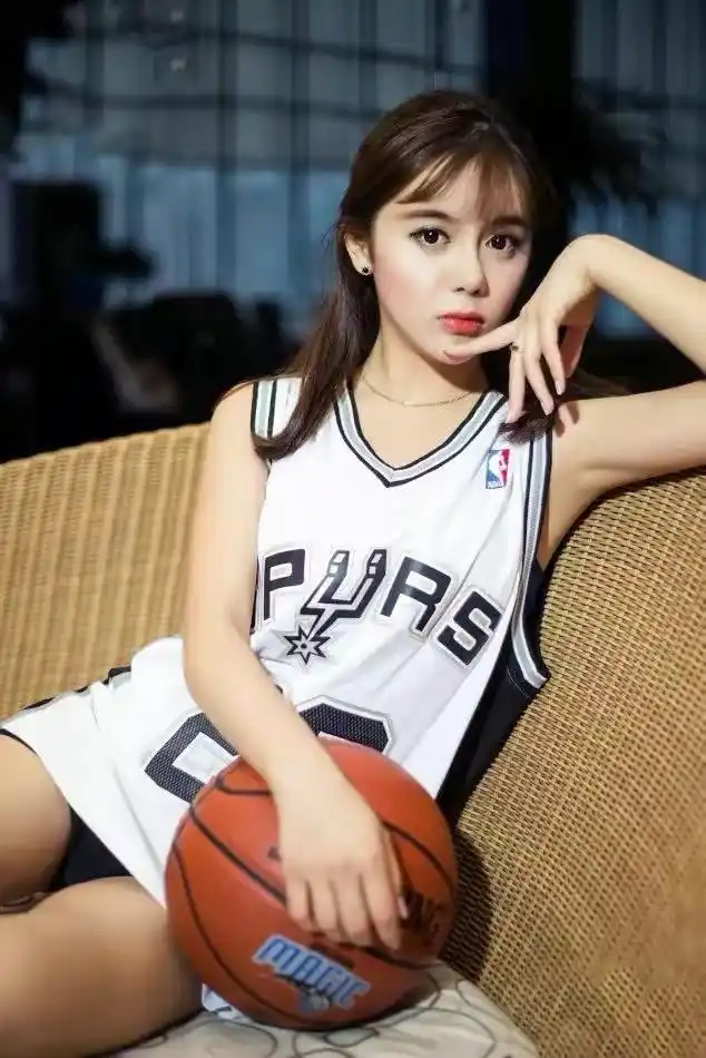 美女主持人美娜美照图,神仙颜值,魔鬼身材