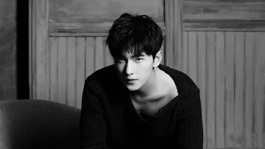 帅气杨洋黑色毛衣桌面壁纸