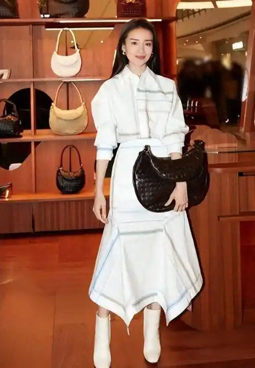 董洁现身沉阳,格子西装尽显青春魅力,白色高跟凉鞋增添优雅_造型_时尚